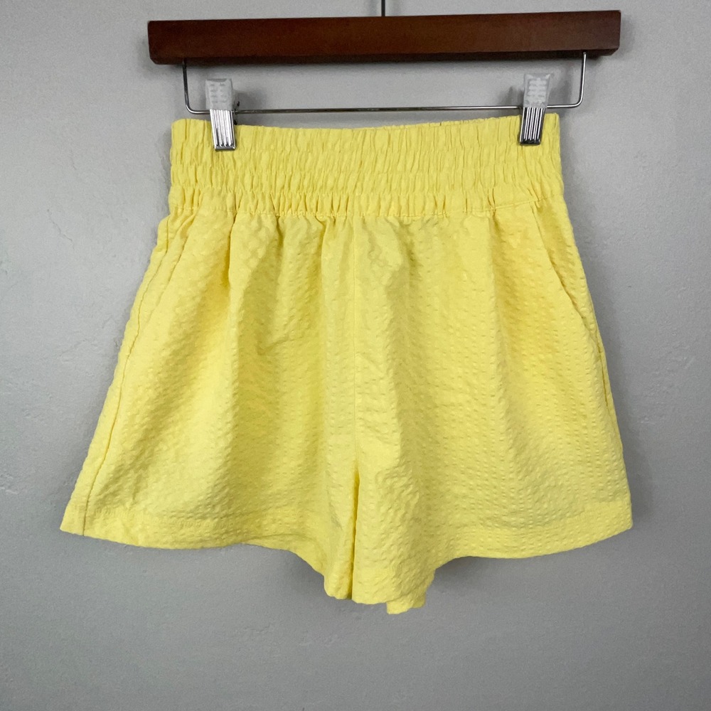 Vuori Shorts Women XL Yellow Seersucker Lightweight Run Gym Athletic Active Walk